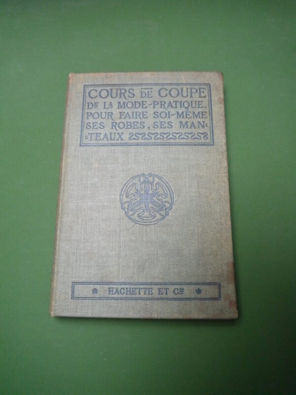 Cours de coupe de la mode pratique, anonyme, Hachette & Cie, sans date, 124 p.